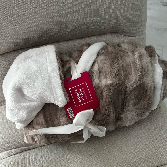 ULTA Other - THROW PLUSH FUR BEIGE-CREAM